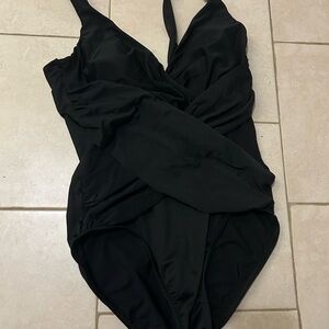 Miracle suit black one piece size 6 excellent condition